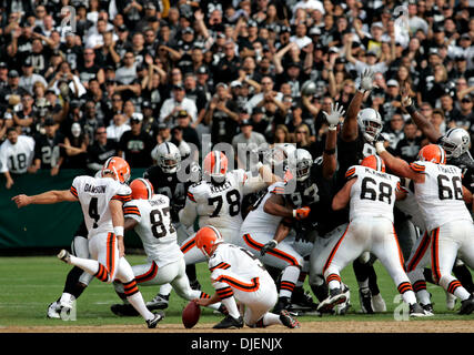 SUNDAY SEPT. 23, 2007 OAKLAND, CA. -  With just seconds left in the game, Cleveland's Phil Dawson attempted a what would have been the winning field goal..Jorgen Gulliksen/Register.all names cq. (Credit Image: © Napa Valley Register/ZUMApress.com) Stock Photo