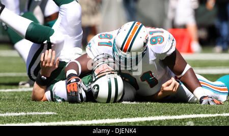 Sep 23, 2007 - Meadowlands, FL, USA - Dolphins defensive tackle VONNIE HOLLIDAY brings down the Jets quarterback CHAD PENNINGTON for a sack during second quarter action Sunday at Giant stadium. Final score Jets 31  Dolphins 28.  (Credit Image: © Bill Ingram/Palm Beach Post/ZUMA Press) RESTRICTIONS: USA Tabloid RIGHTS OUT! Stock Photo