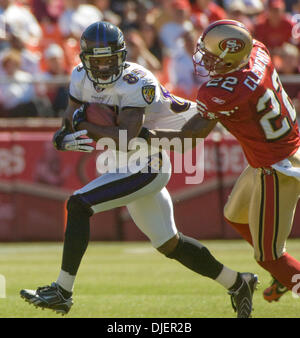 2007 - San Francisco, California, U.S. - San Francisco 49ers vs Baltimore Ravens at Monster PARK Sunday, October 07, 2007. Baltimore Ravens wide receiver Derrick Mason #85 is tackled by San Francisco 49ers cornerback Nate Clements #22 (Credit: © Al Golub/ZUMApress.com) Stock Photo