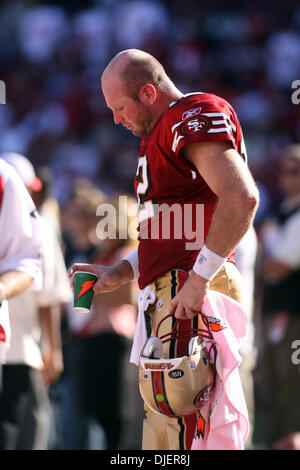 NO FILM, NO VIDEO, NO TV, NO DOCUMENTARY - © Phil Coale/KRT/ABACA. 23281-1.  Tampa-FL-USA, 28/01/2001. Baltimore Ravens quarterback Trent Dilfer,  center, hoists the Lombardi Trophy following the Ravens victory over the New