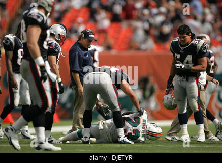 Oct 21, 2007 - Miami, Florida, USA - Dolphins JASON TAYLOR and #60 STEVE  FIFITA during the fourth quarter. (Credit Image: © Allen Eyestone/Palm  Beach Post/ZUMA Press) RESTRICTIONS: USA Tabloid RIGHTS OUT! Stock Photo -  Alamy