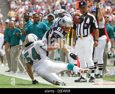 Oct 21, 2007 - Miami, Florida, USA - Dolphins linebacker ZACH THOMAS tackles New England Patriots WES WELKER during fourth quarter action Sunday at Dolphin Stadium. New England defeated the Dolphins 49-28. (Credit Image: © Bill Ingram/Palm Beach Post/ZUMA Press) RESTRICTIONS: USA Tabloid RIGHTS OUT! Stock Photo