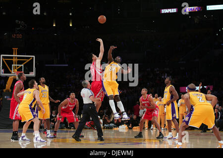 Oct 31, 2007 - Los Angeles, California, USA - Los Angeles Lakers KWAME BROWN #54 and YAO MING #11 of the Houston Rockets dump for the basketball during the game at Staples Center on October 30, 2007 in Los Angeles, California. The Rockets won 95-93. (Credit Image: © Ringo Chiu/ZUMA Press) Stock Photo