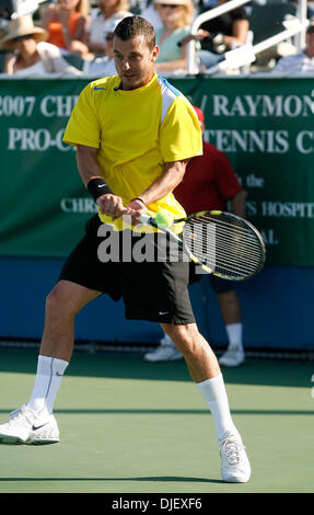 Nov 04, 2007 - Delray Beach, Florida, USA - Recording star GAVIN ROSSDALE, former lead singer of Bush and husband of Gwen Stefani, playing in the 2007 Chris Evert Raymond James Pro Celebrity Tennis Classic at the Delray Beach Tennis Center. (Credit Image: © Fred Mullane/ZUMA Press) Stock Photo