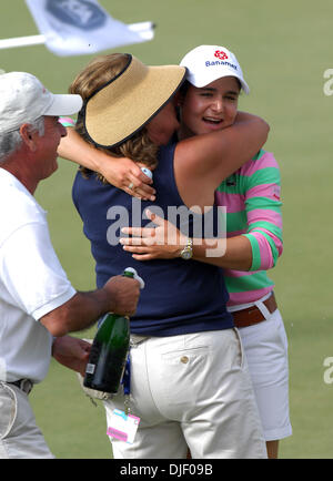 Nov 18, 2007 - West Palm Beach, Florida, USA - LORENA OCHOA gets a kiss from MARCELA REYES on the 18th green on winning the ADT Championship at the Trump International Golf Course. (Credit Image: © Steve Mitchell/Palm Beach Post/ZUMA Press) RESTRICTIONS: USA Tabloid RIGHTS OUT! Stock Photo