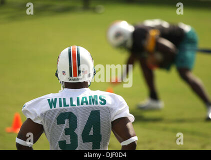 Nov 21, 2007 - Davie, Florida, USA - Dolphins running back RICKY WILLIAMS  squats while stepping over tackling dummies at Dolphins training facility  in Davie, FL. Williams returned to the practice field