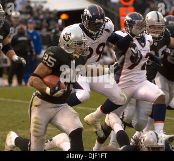 14 September 2003: Clinton Portis, #26, of the Denver Broncos runs with the  ball against the San Diego Chargers during a game at Qualcomm Stadium in  San Diego, CA. Mandatory Credit: Francis