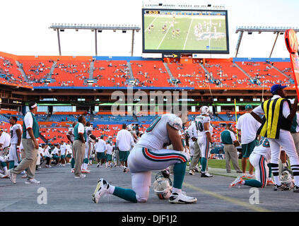 Dec 02, 2007 - Miami Gardens, Florida, USA - Dolphins defensive tackle RODRIGUE WRIGHT, watches the end of their game against  the New York Jets Sunday at Dolphin stadium. Final score Jets 40-13 over the Fins. (Credit Image: © Bill Ingram/Palm Beach Post/ZUMA Press) RESTRICTIONS: * USA Tabloids Rights OUT * Stock Photo