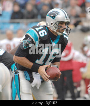 Dec 03, 2007 - Charlotte, North Carolina, USA - Carolina Panthers Quarterback (16) VINNY TESTAVERDE as the Carolina Panthers beat the San Francisco 49ers 31-14 as they played The Bank of America Stadium located in Charlotte. (Credit Image: © Jason Moore/ZUMA Press) Stock Photo