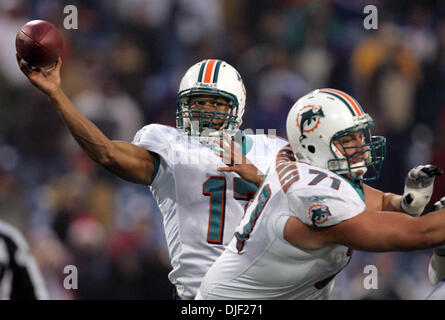 Dec 09, 2007 - Buffalo, New York, USA - Dolphins CLEO LEMON took over for John Beck in the first quarter. (Credit Image: © Allen Eyestone/Palm Beach Post/ZUMA Press) RESTRICTIONS: * USA Tabloids Rights OUT * Stock Photo