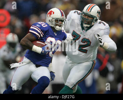 Dec 09, 2007 - Buffalo, New York, USA - Bills #20 DONTE WHITNER returns an interception of a Leo Lemon pass as Dolphins #72 VERNON CAREY chases. (Credit Image: © Allen Eyestone/Palm Beach Post/ZUMA Press) RESTRICTIONS: * USA Tabloids Rights OUT * Stock Photo