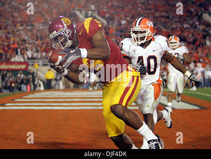 Jan 01, 2008 - Pasadena, California, USA - NCAA Football Rose Bowl: MOZIQUE McCURTIS hauls in this fourth quarter TD as ANTONIO STEELE cant defend for Illinois. USC beat Illinois 49-17. (Credit Image: © Sean M Haffey/San Diego Union Tribune/ZUMA Press) RESTRICTIONS: * USA Tabloids Rights OUT * Stock Photo