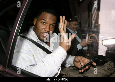 Feb 06, 2008 - Manhattan, New York, USA - Giants player MICHAEL STRAHAN leaving ABC studios after show appearance this morning. (Credit Image: © Mariela Lombard/ZUMA Press) RESTRICTIONS: * New York City Newspapers Rights OUT * Stock Photo