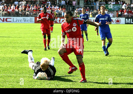 June 05, 2010 - Toronto, Ontario, Canada - 5 June 2010: Wizard keeper Jimmy Nielson (1) covers the ball  as Toronto FC forward Dwayne De Rosario (14) arrives late during the second half. The Toronto FC tied the Wizards 0-0. The game was played at BMO Field in Toronto, Ontario. (Credit Image: © Steve Dormer/Southcreek Global/ZUMApress.com) Stock Photo