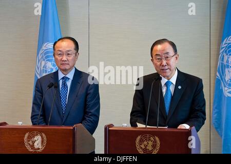 New York, NY, USA . 27th Nov, 2013.UN Secretary-General Ban Ki-moon (R) and World Bank President Jim Yong Kim attend a joint press conference at the UN headquarters in New York, on Nov. 27, 2013. The United Nations and the World Bank on Wednesday announced a concerted effort by governments, international agencies, civil society and the private sector to scale up financing to provide sustainable energy for all, with UN Secretary-General Ban Ki-moon calling for massive new investments in the face of a rising 'global thermostat. Credit:  Xinhua/Alamy Live News Stock Photo