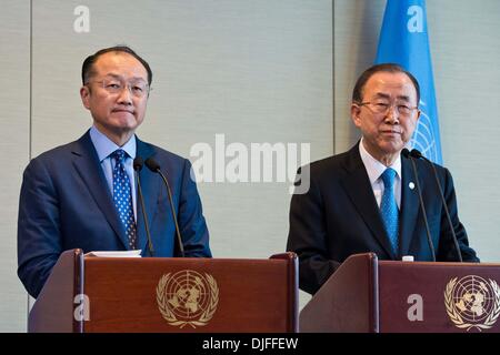 New York, NY, USA . 27th Nov, 2013.UN Secretary-General Ban Ki-moon (R) and World Bank President Jim Yong Kim attend a joint press conference at the UN headquarters in New York, on Nov. 27, 2013. The United Nations and the World Bank on Wednesday announced a concerted effort by governments, international agencies, civil society and the private sector to scale up financing to provide sustainable energy for all, with UN Secretary-General Ban Ki-moon calling for massive new investments in the face of a rising 'global thermostat. Credit:  Xinhua/Alamy Live News Stock Photo