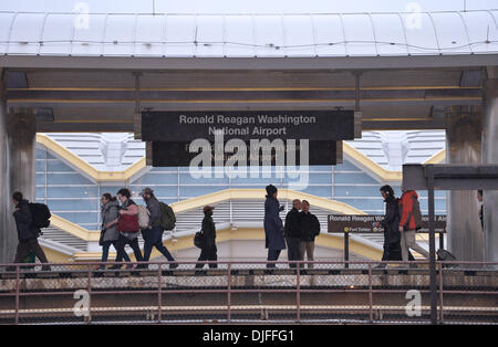 Washington DC, USA  . 27th Nov, 2013. Holiday travellers arrive at the Ronald Reagan National Airport in Washington DC, capital of the United States, Nov. 27, 2013, on Thanksgiving eve. Credit:  Xinhua/Alamy Live News Stock Photo