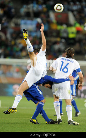June 22, 2010 - Polokwane, South Africa - Alexandros Tziolis of Greece jumps for the ball with Javier Pastore of Argentina and Sotirios Kyrgiakos during the 2010 FIFA World Cup soccer match between Greece and Argentina at Peter Mokaba Stadium on June 22, 2010 in Polokwane, South Africa. (Credit Image: © Luca Ghidoni/ZUMApress.com) Stock Photo