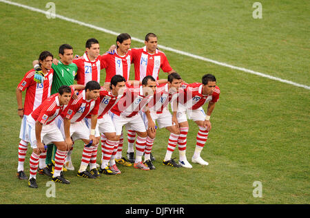 June 28, 2010 - Pretoria, South Africa - Team of Paraguay poses before the 2010 FIFA World Cup soccer match between Paraguay and Japan at Loftus Versfeld Stadium on June 29, 2010 in Pretoria, South Africa. (Credit Image: © Luca Ghidoni/ZUMApress.com) Stock Photo