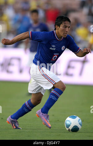 July 10, 2010 - Pasadena, California, United States of America - 10 July 2010: Cruz Azul midfielder Cesar Villaluz dribbles the ball up the pitch, during a friendly match at the Rose Bowl in Pasadena, California.       .Mandatory Credit:  Tony Leon / Southcreek Global (Credit Image: © Southcreek Global/ZUMApress.com) Stock Photo