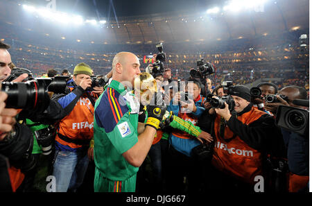 July 11, 2010 - Johannesburg, South Africa - Pepe Reina of Spain celebrates with the World Cup trophy after the 2010 FIFA World Cup Final soccer match between Netherlands and Spain at Soccer City Stadium on July 11, 2010 in Johannesburg, South Africa. (Credit Image: © Luca Ghidoni/ZUMApress.com) Stock Photo