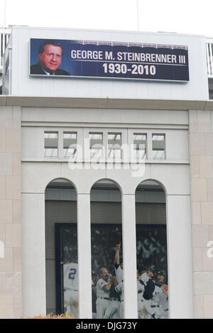 Jul 13, 2010 - Bronx, New York, USA - Yankee Stadium on the day George M. Steinbrenner III, principal owner of the New York Yankees franchise dies. (Credit Image: © Angel Chevrestt/ZUMApress.com) Stock Photo