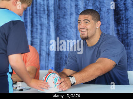 July 17, 2010 - Palm Beach Gardens, FL - Florida, USA - United States - 071710 (Damon Higgins/The Palm Beach Post) - Jared Odrick, the dolphins overall pick in the NFL draft, chats with a young fan during an autograph session held at Downtown At The Gardens Saturday afternoon. In addition to Odrick, second year defensive end Cameron Wake  and second year cornerback Sean Smith also  Stock Photo