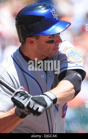 New York Mets David Wright is hit in the face with cream by Justin