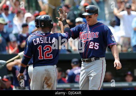 Baltimore Orioles designated hitter Jim Thome (25) warms up at