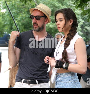 Director John Carney and Hailee Steinfeld filming on the set of her new movie 'Can a Song Save Your Life?' in the Lower East Side, Manhattan Featuring: Director John Carney and Hailee Steinfeld Where: New York City, United States When: 09 Jul 2012 Stock Photo