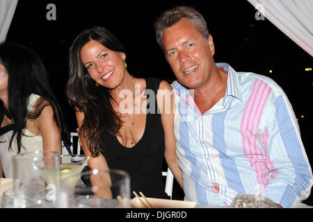 Peter Cook with wife Suzanne Shaw Cook 1st Annual Compound Foundation 'Fostering A Legacy' Benefit East Hampton, New York - 14.07.12 Stock Photo