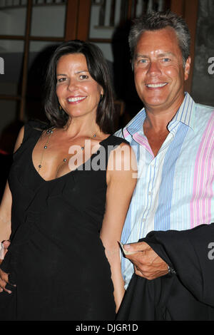 Peter Cook with wife Suzanne Shaw Cook 1st Annual Compound Foundation 'Fostering A Legacy' Benefit East Hampton, New York - 14.07.12 Stock Photo