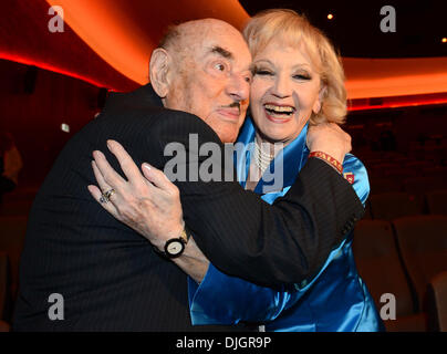Berlin, Germany. 27th Nov, 2013. Movie producer Atze Brauner and actress Liselotte Pulver hug in the reopened cinema 'Zoo Palast' in Berlin, Germany, 27 November 2013. Photo: Britta Pedersen/dpa/Alamy Live News