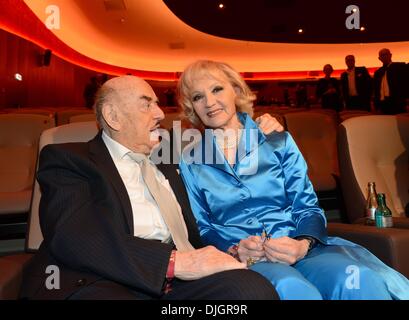 Berlin, Germany. 27th Nov, 2013. Movie producer Atze Brauner and actress Liselotte Pulver chat in the reopened cinema 'Zoo Palast' in Berlin, Germany, 27 November 2013. Photo: Britta Pedersen/dpa/Alamy Live News