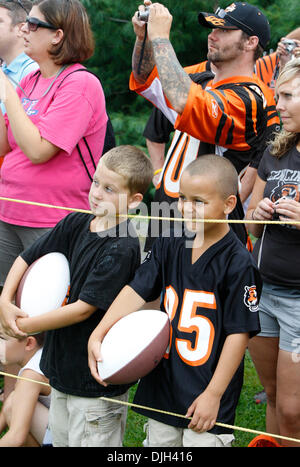 KRT SPORTS STORY SLUGGED: BENGALS-BROWNS KRT PHOTO BY BOD DEMAY/AKRON  BEACON JOURNAL (September 15) CLEVELAND, OH -- Cleveland receiver Andre  Davis, right, bats the ball away from Cincinnati defender Artrell Hawkins,  left