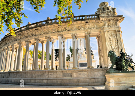 Colonnade surrounding the King Alfonso XII monument, Parque del Buen Retiro, Madrid, Spain Stock Photo