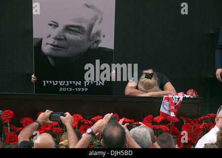 Tel Aviv, Israel. 28th Nov, 2013. An Israeli woman cries over the coffin of late Israeli singer and songwriter Arik Einstein during a memorial ceremony before his funeral at Rabin's Square in Tel Aviv, Israel, Nov. 27, 2013. Arik Einstein died of a heart failure at the age of 74 on Nov. 26. Thousands of Israelis came to pay their last respects to the country's great cultural figure. (Xinhua/JINI)(lrz) Credit:  Xinhua/Alamy Live News Stock Photo