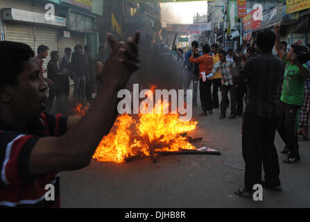 Dhaka, Bangladesh. 28th Nov, 2013. Supporters of the Bangladeshi Jamaat-e-Islami party set fire during the countrywide transport blockade against the announcement of the schedule of the 10th parliament poll in Dhaka, Bangladesh, Nov. 28, 2013. Anti-government protesters took to the streets and fought pitched battles with law enforcers in many Bangladesh districts, as the main opposition alliance for the third consecutive day enforced nationwide blockade which triggered wide spread violence, 'claiming 18 lives.' Credit:  Shariful Islam/Xinhua/Alamy Live News Stock Photo