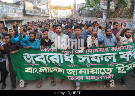 Dhaka, Bangladesh. 28th Nov, 2013. Supporters of the Bangladeshi Jamaat-e-Islami party attend a protest during the countrywide transport blockade against the announcement of the schedule of the 10th parliament poll in Dhaka, Bangladesh, Nov. 28, 2013. Anti-government protesters took to the streets and fought pitched battles with law enforcers in many Bangladesh districts, as the main opposition alliance for the third consecutive day enforced nationwide blockade which triggered wide spread violence, 'claiming 18 lives.' Credit:  Shariful Islam/Xinhua/Alamy Live News Stock Photo