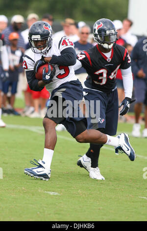 July 31, 2010 - Houston, Texas, United States of America - 31 July 2010: Houston Texans running back Ben Tate (43) runs the ball during offensive drills. The Houston Texans had their second day of training camp 2010 at the at Methodist Training Center, Houston, Texas..Mandatory Credit: Luis Leyva/Southcreek Global (Credit Image: © Southcreek Global/ZUMApress.com) Stock Photo