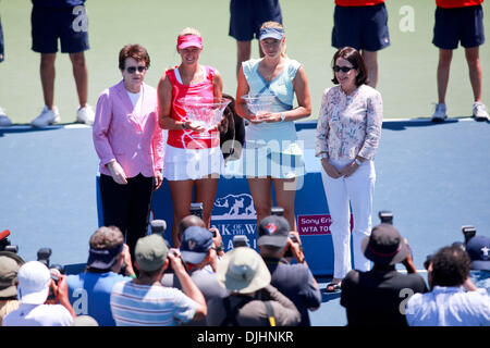 Stanford Calif., Former tennis player Billie Jean King, left, Victoria Azarenka (BLR), and Maria Sharapova (RUS) pose for a photo in the final round play during the Bank of the West Classic women's tennis tournament at the Taube Family Tennis Stadium. Azarenka defeated Sharapova 6-4, 6-1. (Credit Image: © Konsta Goumenidis/Southcreek Global/ZUMApress.com) Stock Photo