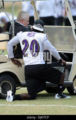 03 August 2010: Baltimore Ravens safety Ed Reed (20) talks on the sidelines with former owner Art Modell during Ravens training camp at McDaniel College in Westminster, MD...Mandatory Credit: Russell Tracy / Southcreek Global (Credit Image: © Russell Tracy/Southcreek Global/ZUMApress.com) Stock Photo