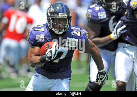 BALTIMORE, MD - AUGUST 27: Baltimore Ravens wide receiver Demarcus Robinson  (10) catches a pass during the NFL preseason football game between the  Washington Commanders and Baltimore Ravens on August 27, 2022