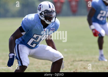 NASHVILLE, TN - AUGUST 20: Tennessee Titans quarterback Malik Willis (7)  catches the snap during the Tampa Bay Buccaneers-Tennessee Titans Preseason  game on August 20, 2022 at Nissan Stadium in Nashville, TN. (