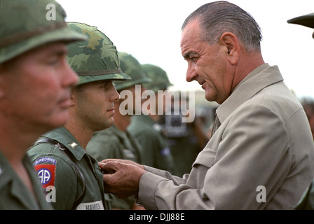 US President Lyndon B. Johnson awards the Distinguished Service Cross to Army First Lieutenant Marty A. Hammer during a visit to troops October 26, 1966 in Cam Ranh Bay, South Vietnam. Stock Photo