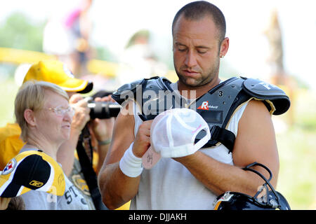 Aug. 09, 2010 - Latrobe, PENNSYLVANNIA, United States of America - 09 August, 2010: Pittsburgh Steelers' kicker JEFF REED (3) signs autographs for fans before the start of training camp at St. Vincent College in Latrobe, PA...MANDATORY CREDIT: DEAN BEATTIE / SOUTHCREEK GLOBAL (Credit Image: © Southcreek Global/ZUMApress.com) Stock Photo