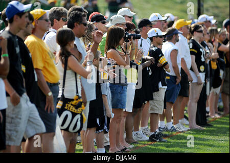 Aug. 09, 2010 - Latrobe, PENNSYLVANNIA, United States of America - 09 August, 2010: Pittsburgh Steelers fans line the field taking photos of their favorite players and watching the team practice during training camp at St. Vincent College in Latrobe, PA...MANDATORY CREDIT: DEAN BEATTIE / SOUTHCREEK GLOBAL (Credit Image: © Southcreek Global/ZUMApress.com) Stock Photo