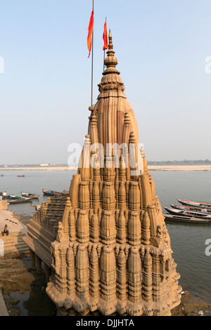 Temple dedicated to the god Shiva near the Ganges river in Varanasi. Stock Photo