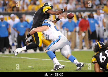 Detroit Lions defensive end Kyle Vanden Bosch (93), wearing red contacts,  before a preseason NFL football game with the Buffalo Bills, Thursday,  Sept. 2, 2010, in Detroit. (AP Photo/Tony Ding Stock Photo - Alamy