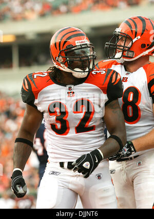 Cincinnati Bengals running back Cedric Peerman practices before an NFL  football game against the St. Louis Rams, Sunday, Nov. 29, 2015, in  Cincinnati. (AP Photo/Gary Landers Stock Photo - Alamy